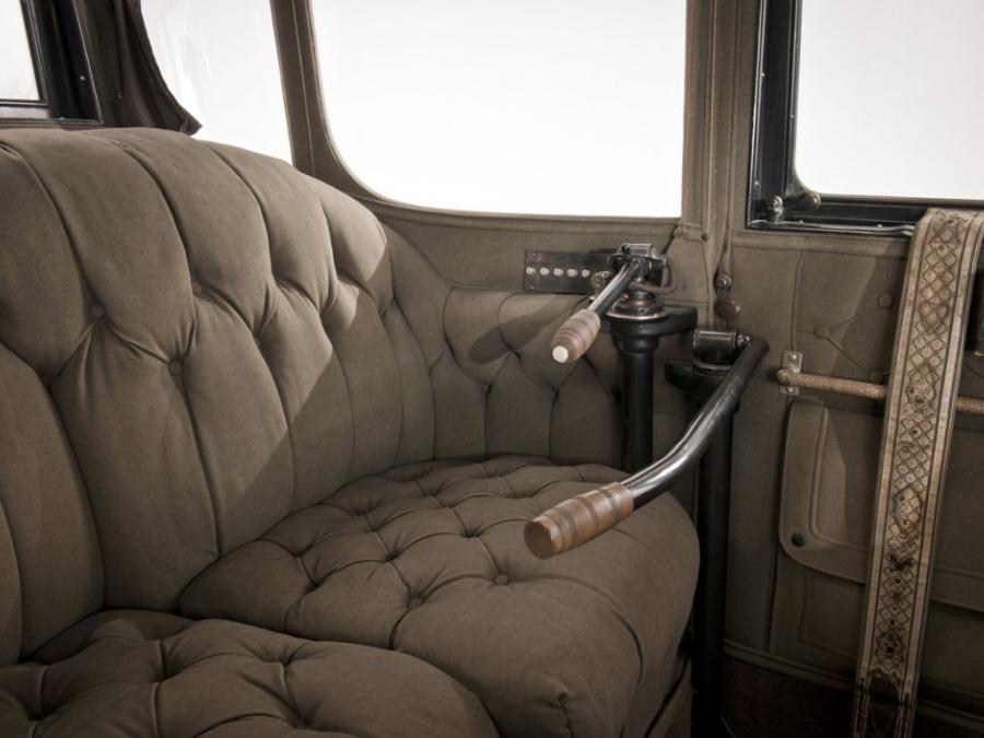  Detroit Electric Model 47 Brougham 1914 года  (фото 3 из 3)